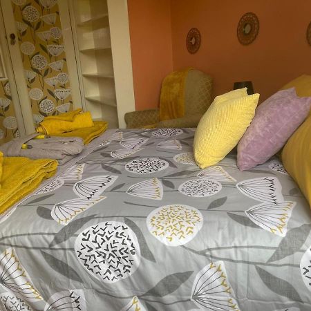 Peaceful Retreat Hideaway Surrey Apartment เอสเชอร์ ภายนอก รูปภาพ