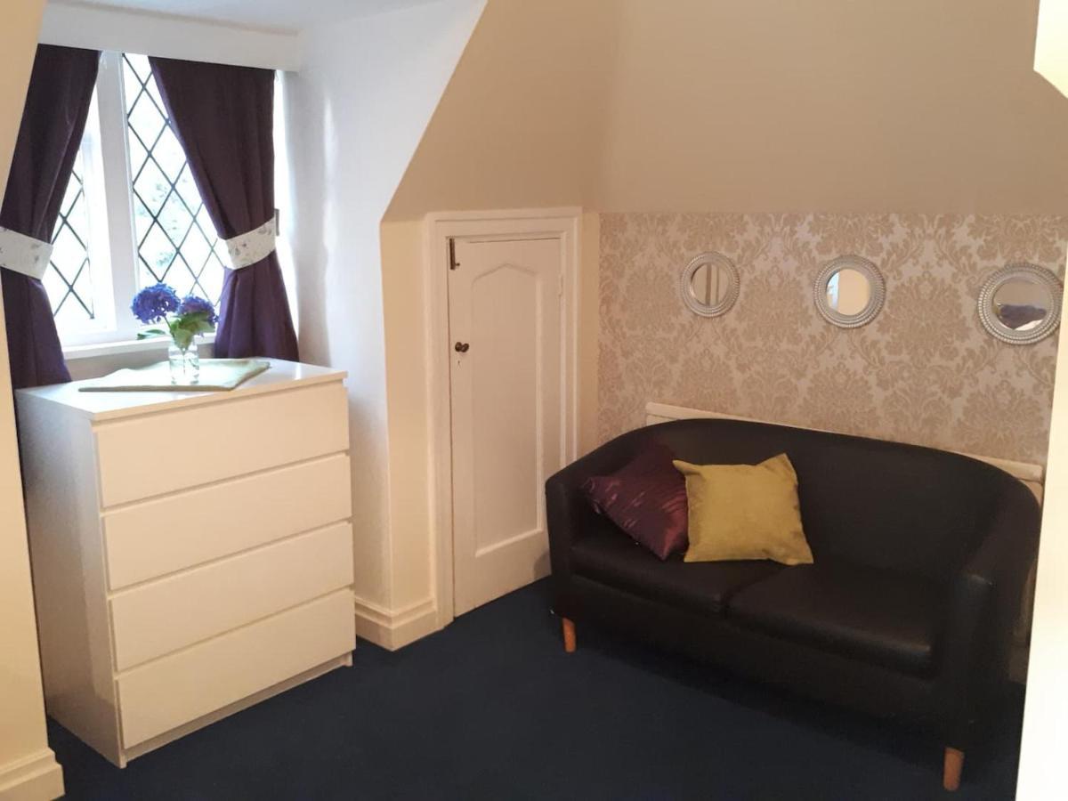 Peaceful Retreat Hideaway Surrey Apartment เอสเชอร์ ภายนอก รูปภาพ