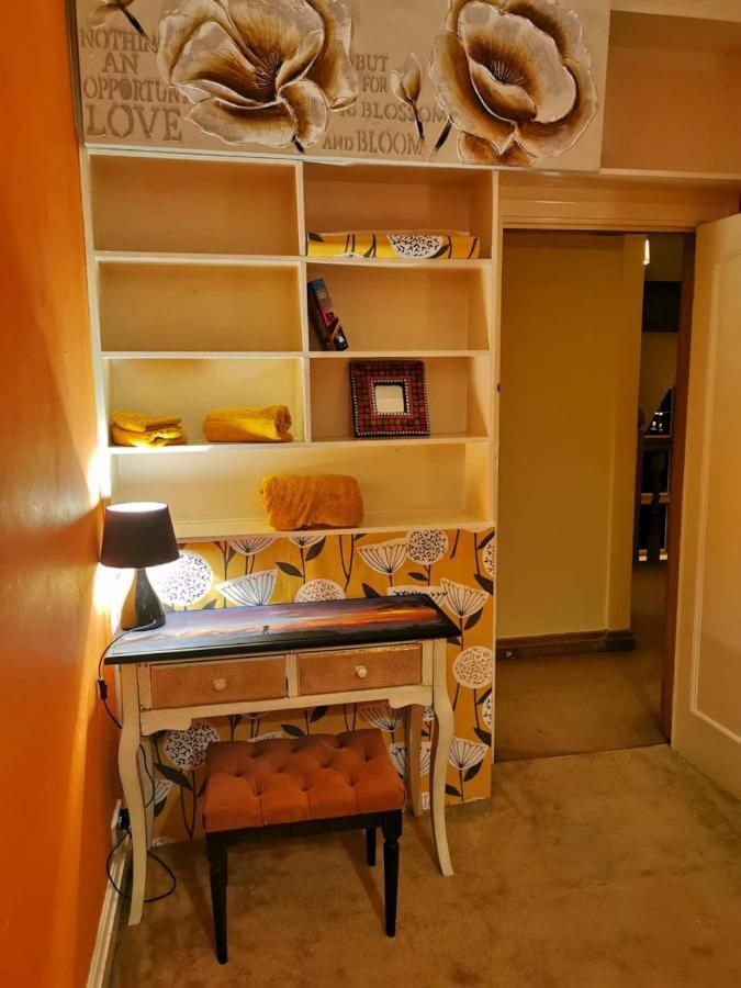 Peaceful Retreat Hideaway Surrey Apartment เอสเชอร์ ภายนอก รูปภาพ