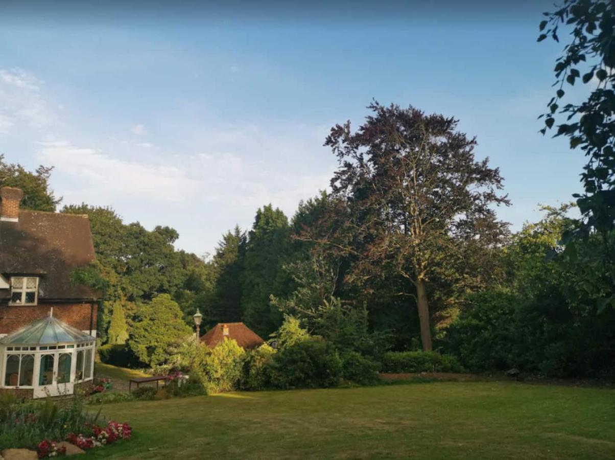 Peaceful Retreat Hideaway Surrey Apartment เอสเชอร์ ภายนอก รูปภาพ