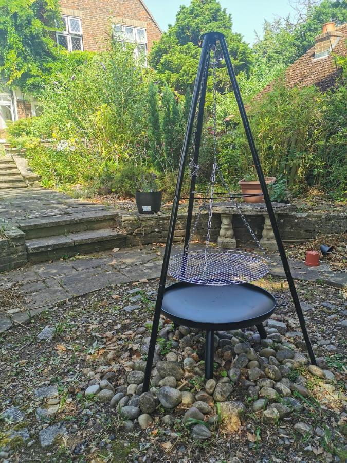 Peaceful Retreat Hideaway Surrey Apartment เอสเชอร์ ภายนอก รูปภาพ