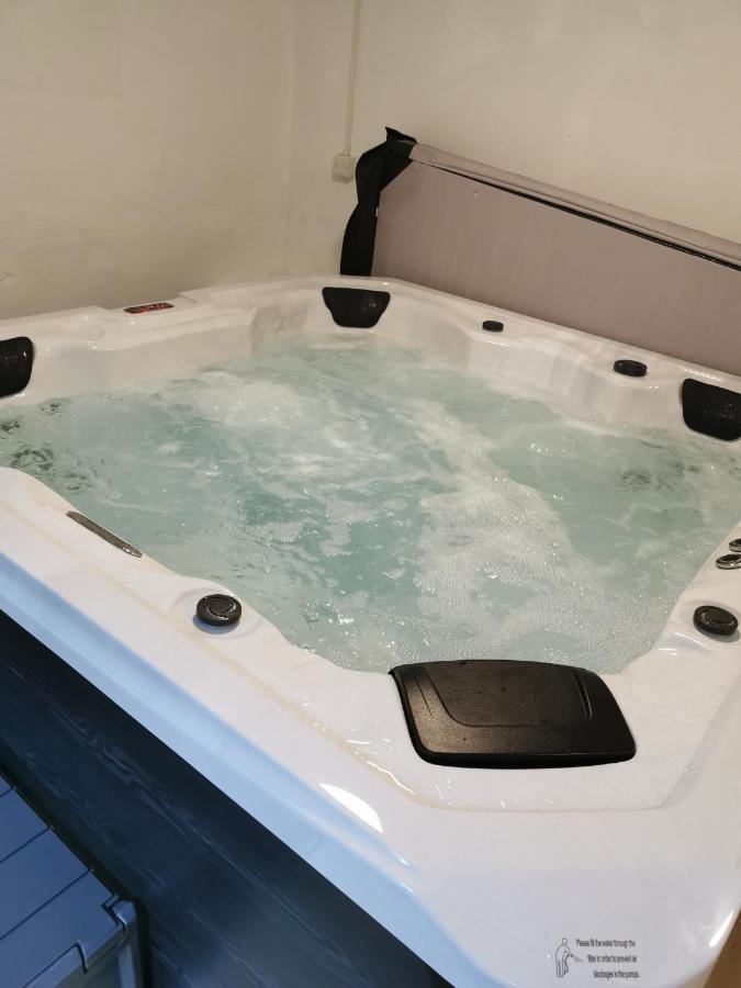 Peaceful Retreat Hideaway Surrey Apartment เอสเชอร์ ภายนอก รูปภาพ
